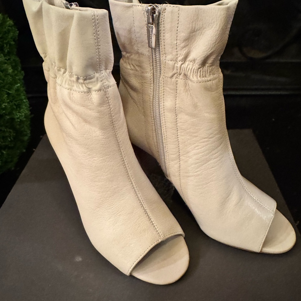 👢Vince Camuto Cream Peep-Toe Ankle Booties NIB